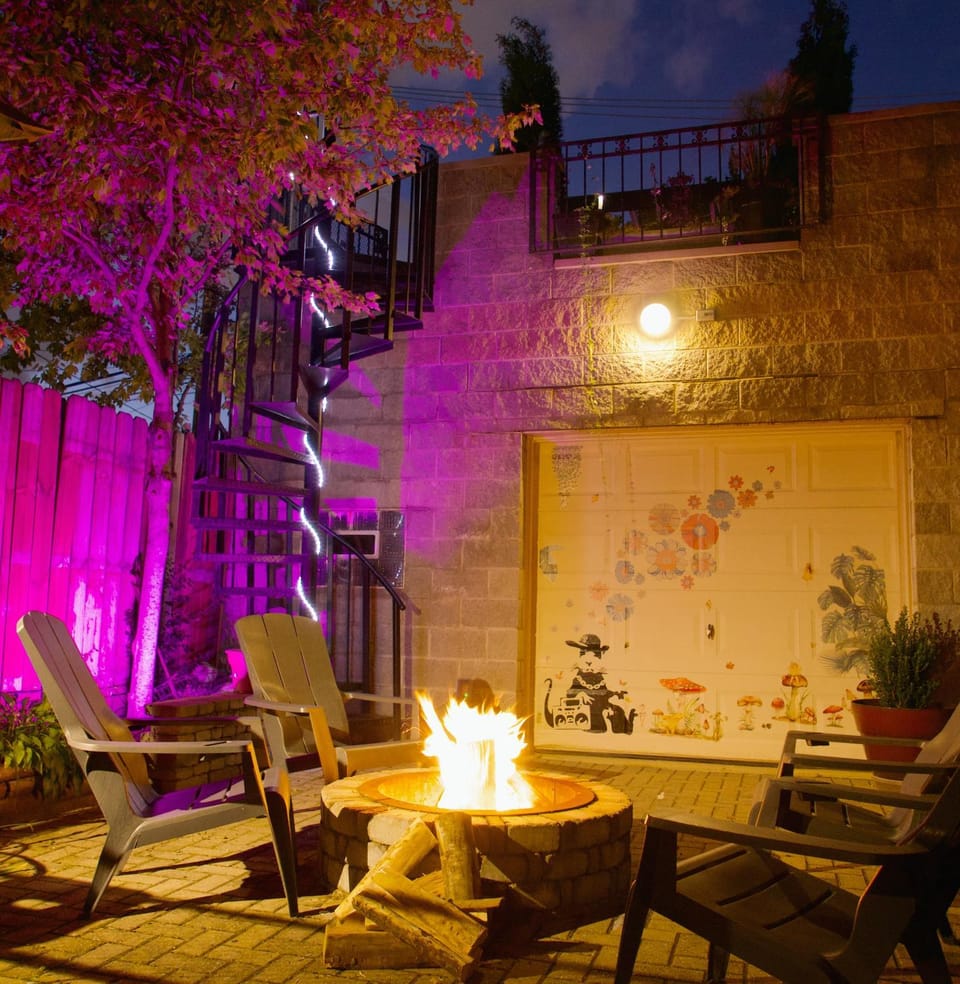 The Banksy-Greystone Rooftop Firepit United Center Apartment in Chicago