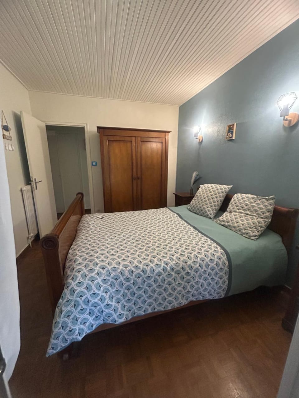 Photo of the whole room, Bedroom