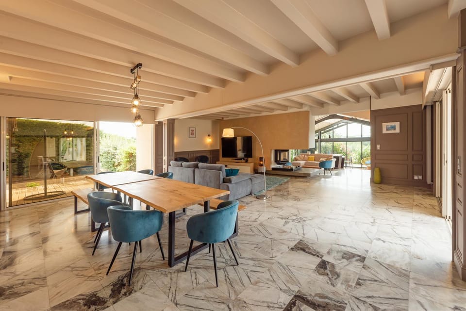 Communal lounge/ TV room, TV and multimedia, Living room, Seating area, Dining area