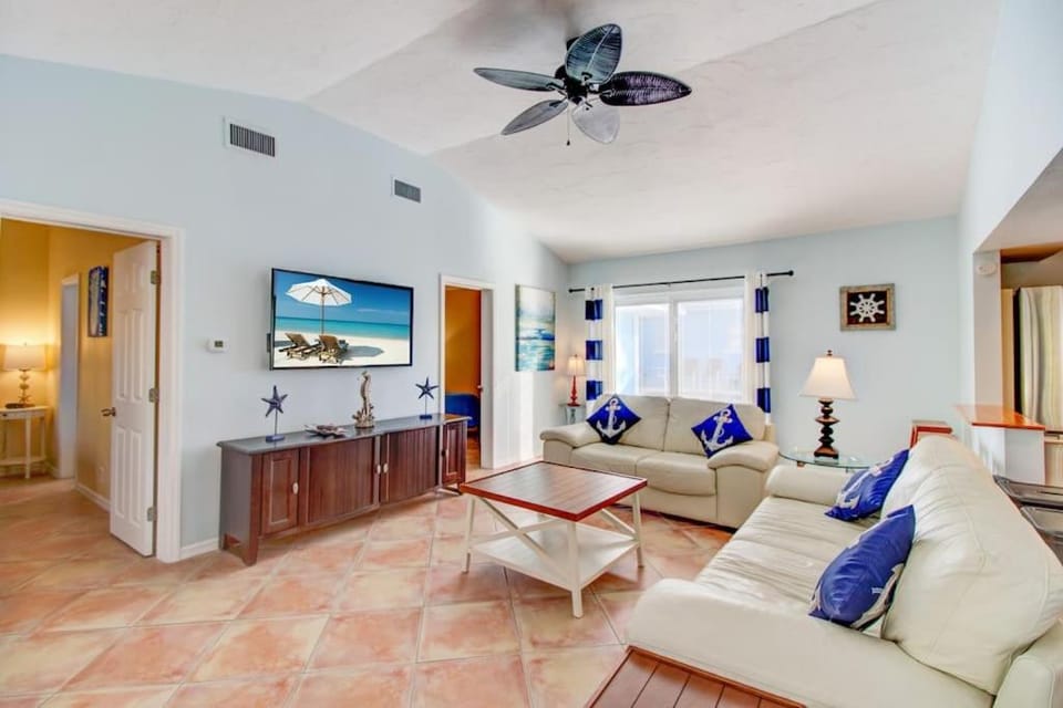 VILLA 6 walk to Beach 2 bedroom 2 Bath Pool Apartment in Florida