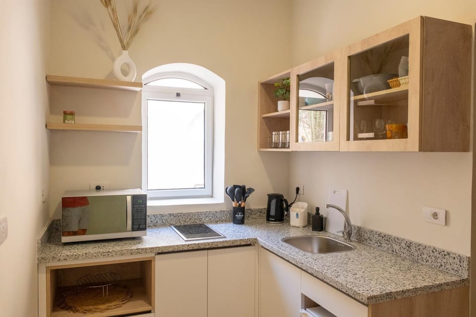 Kitchen or kitchenette, microwave, stove