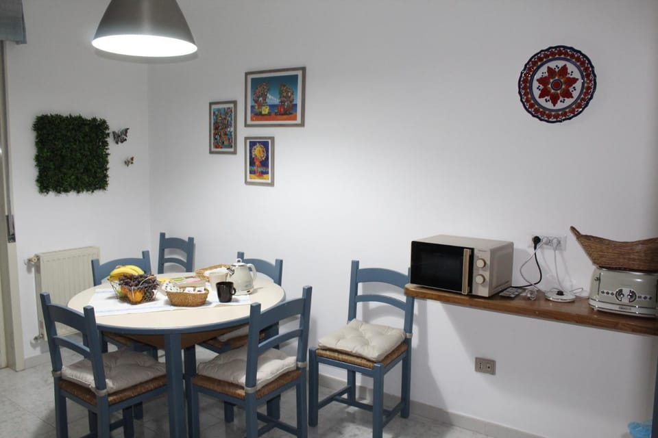 Coffee/tea facilities, Kitchen or kitchenette, Dining area