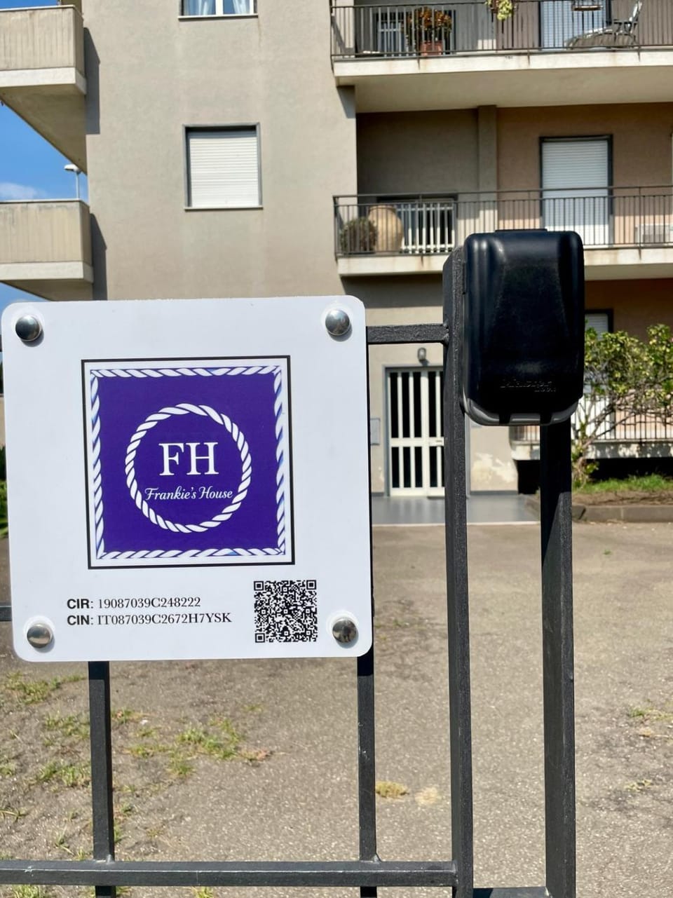 Property building, Day, Property logo or sign, Logo/Certificate/Sign, Street view, Certificate/Award