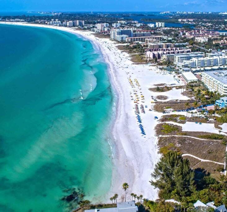 Sea Horse One Bedroom Pool Walk to Beach Apartment in Siesta Key