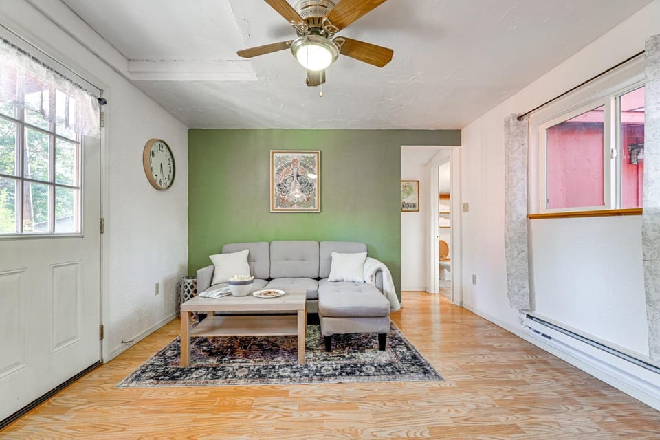 Grants Pass Cottage ~ 8 Mi to Rogue River! House in Oregon