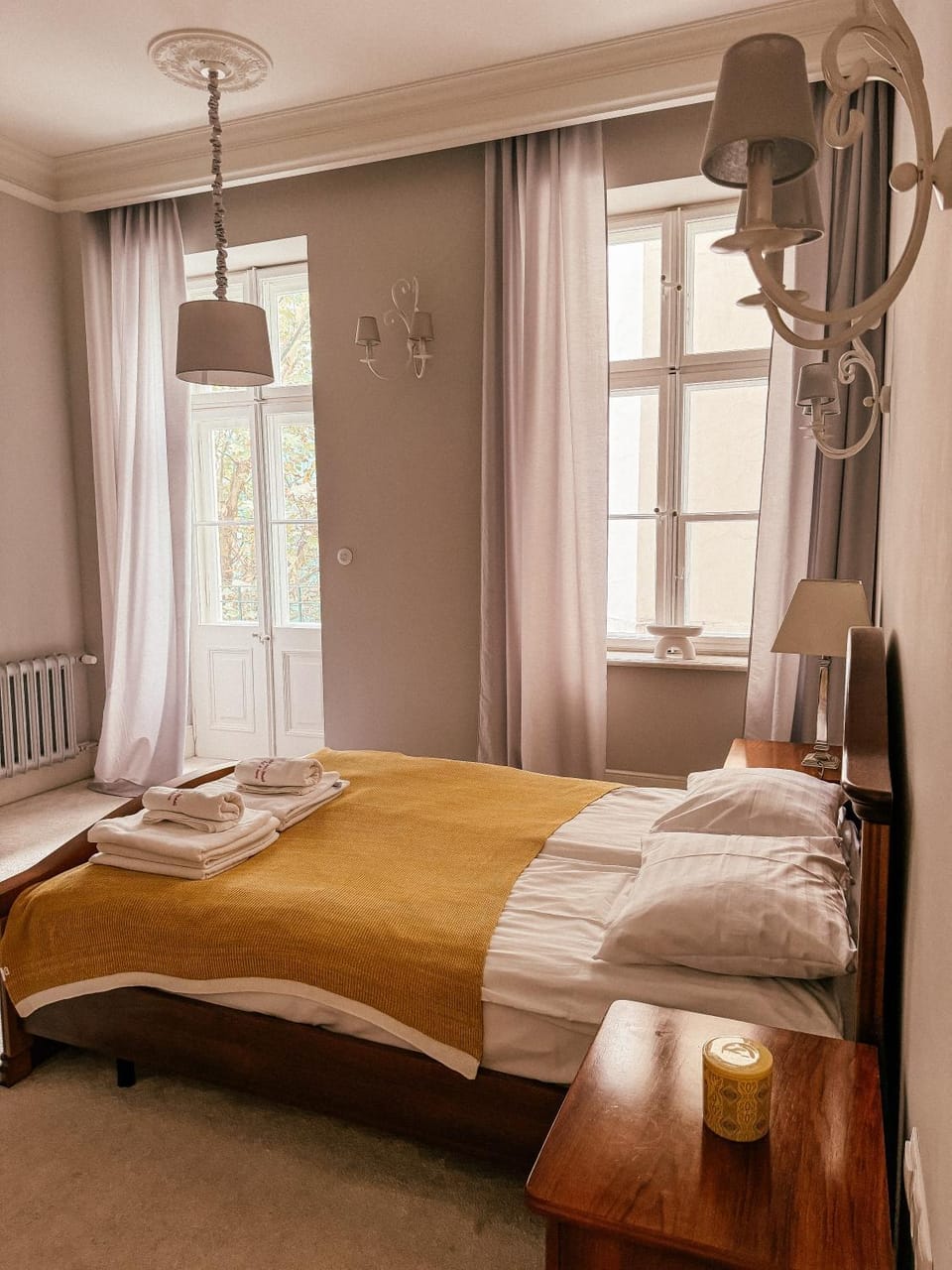 Bed, towels
