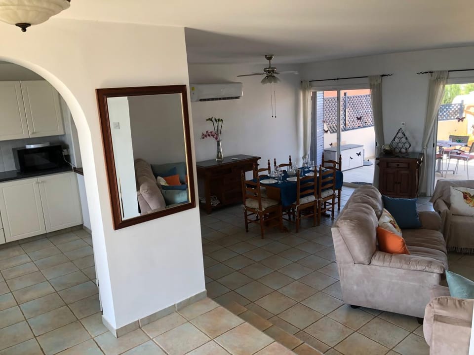 Kitchen or kitchenette, Living room, Seating area, Dining area