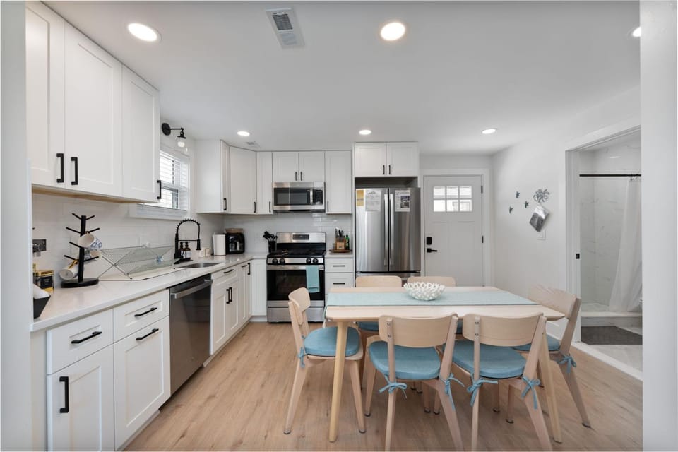 Kitchen or kitchenette, Dining area, dishwasher, oven, pet friendly, stove, toaster