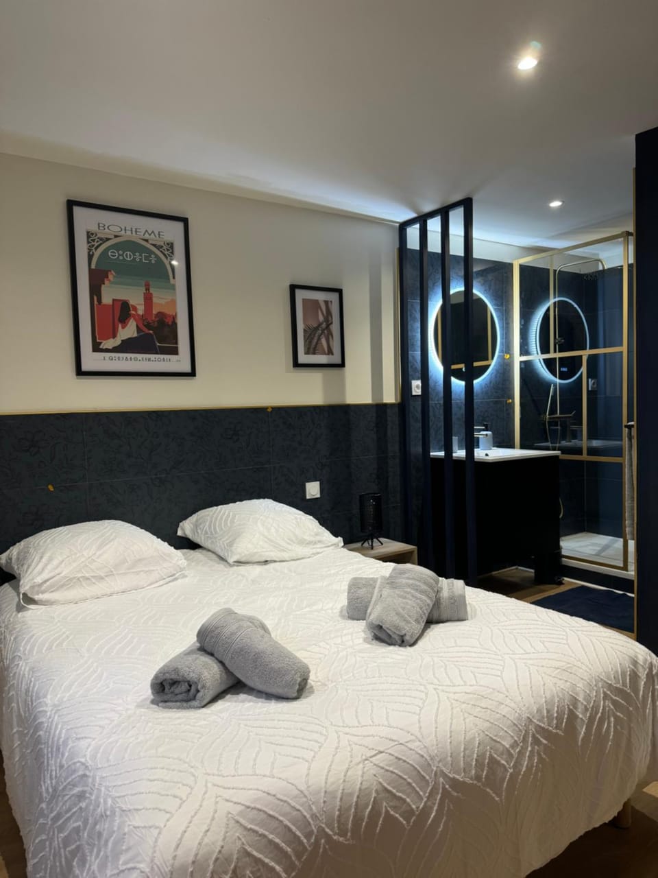 Bed, Photo of the whole room, Bedroom, towels
