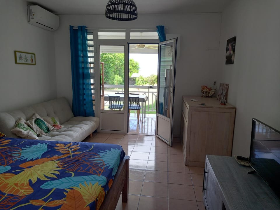Appartement à Anse Mabouya en rez de jardin avec piscine à proximité des plages Apartment in Sainte-Luce