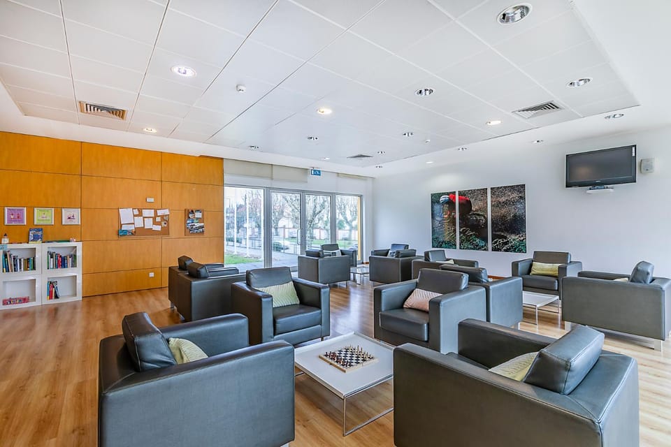 Communal lounge/ TV room, Living room, Seating area