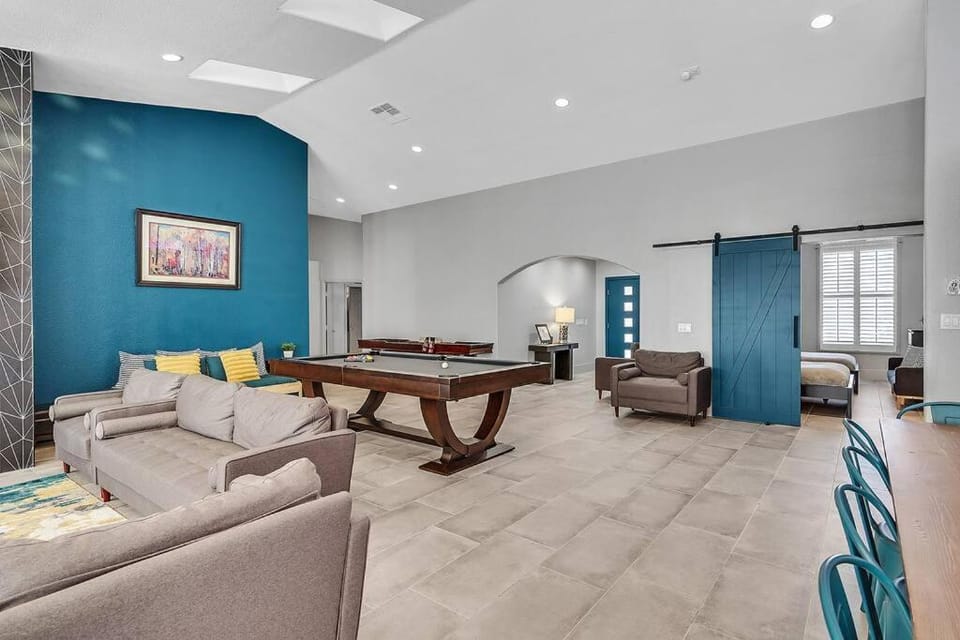 Posh Villa 8 Bdr X Bath 15 Bds Free Spa Heat Villa in Spring Valley
