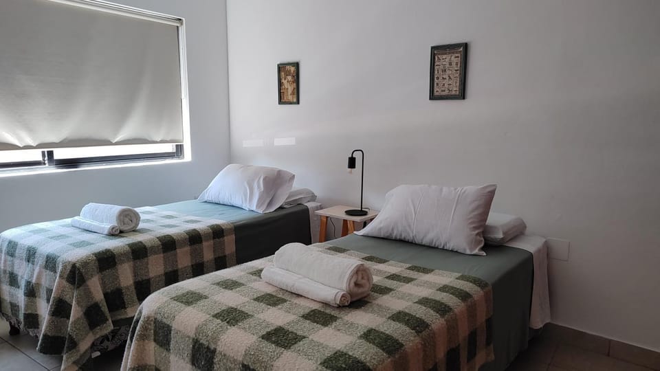 Apart Centro Paraná Apartamento entero 90m2, cochera privada para auto, excelente ubicación, a mts del Shopping Paso del Paraná, zona Parque y Peatonal Apartment in Parana