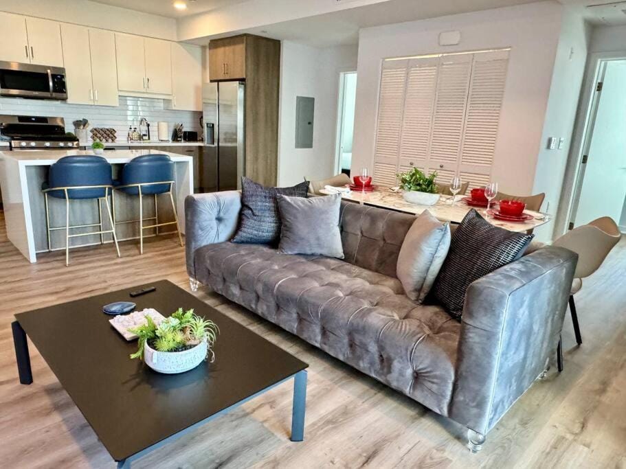 Corner 2 Bedroom 2 Bath Condo - Balcony - Parking Apartment in Los Angeles