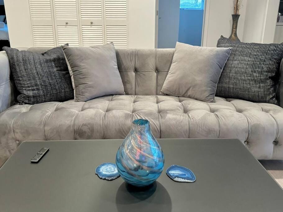 Corner 2 Bedroom 2 Bath Condo - Balcony - Parking Apartment in Los Angeles