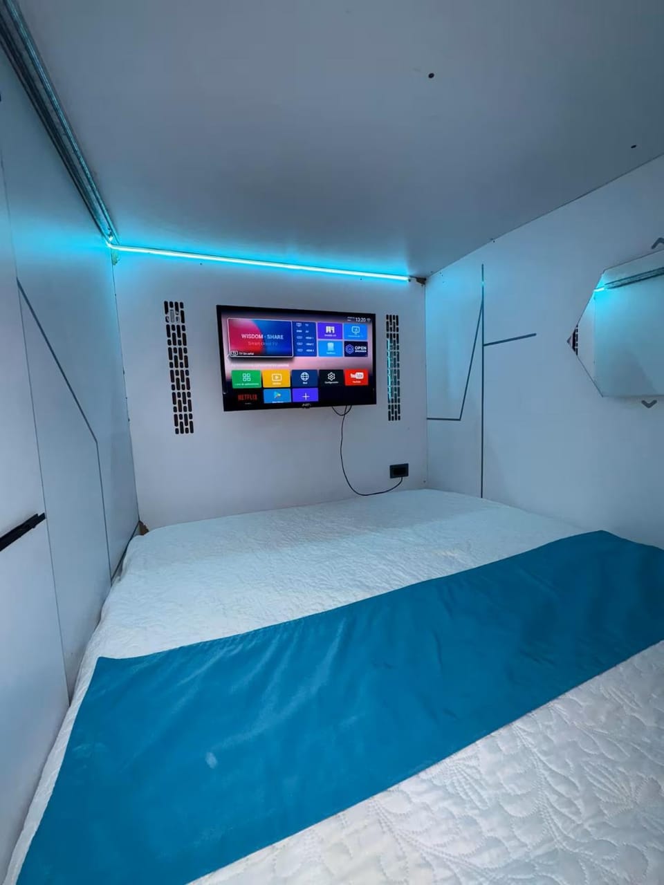 Bed, TV and multimedia, Photo of the whole room, Bedroom