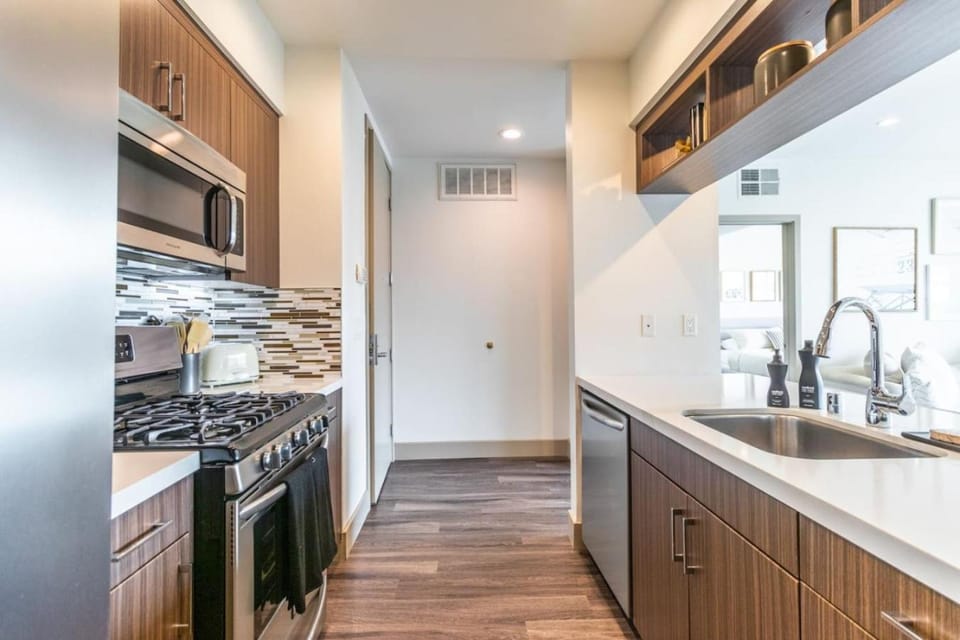 Trendy 2BD 2BTH Apt steps from Downtown Santa Monica! Apartment in Santa Monica