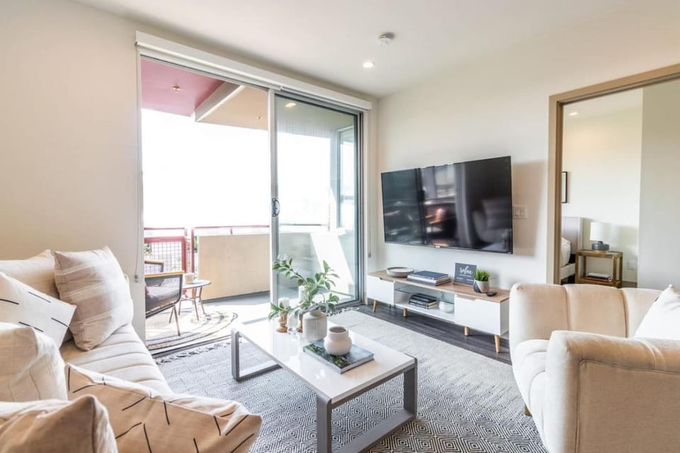 Trendy 2BD 2BTH Apt steps from Downtown Santa Monica! Apartment in Santa Monica