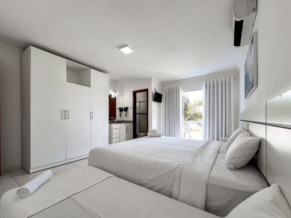 Bed, TV and multimedia, Photo of the whole room, Bedroom, wardrobe, air conditioner