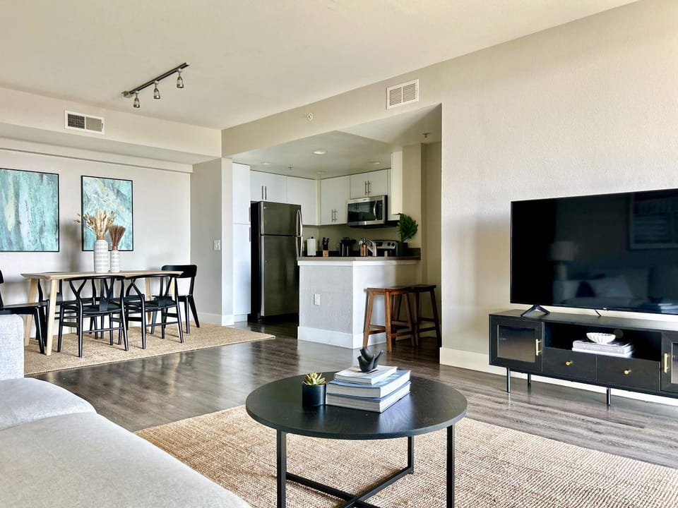 Stunning 2BD 2BTH Apt in Santa Monica! Apartment in Santa Monica