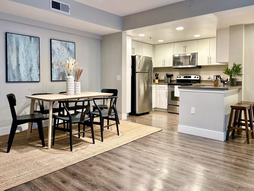 Stunning 2BD 2BTH Apt in Santa Monica! Apartment in Santa Monica