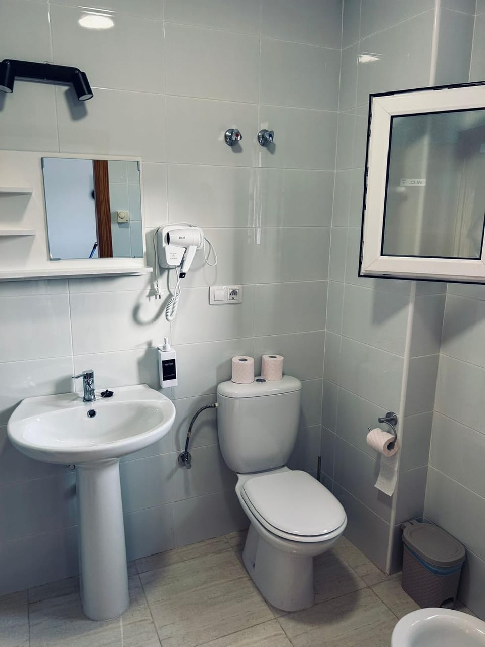Shower, Toilet, Bathroom, bidet, towels