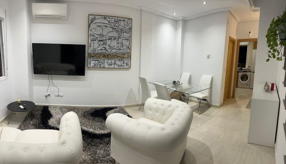 Communal lounge/ TV room, TV and multimedia, Living room, Dining area, air conditioner