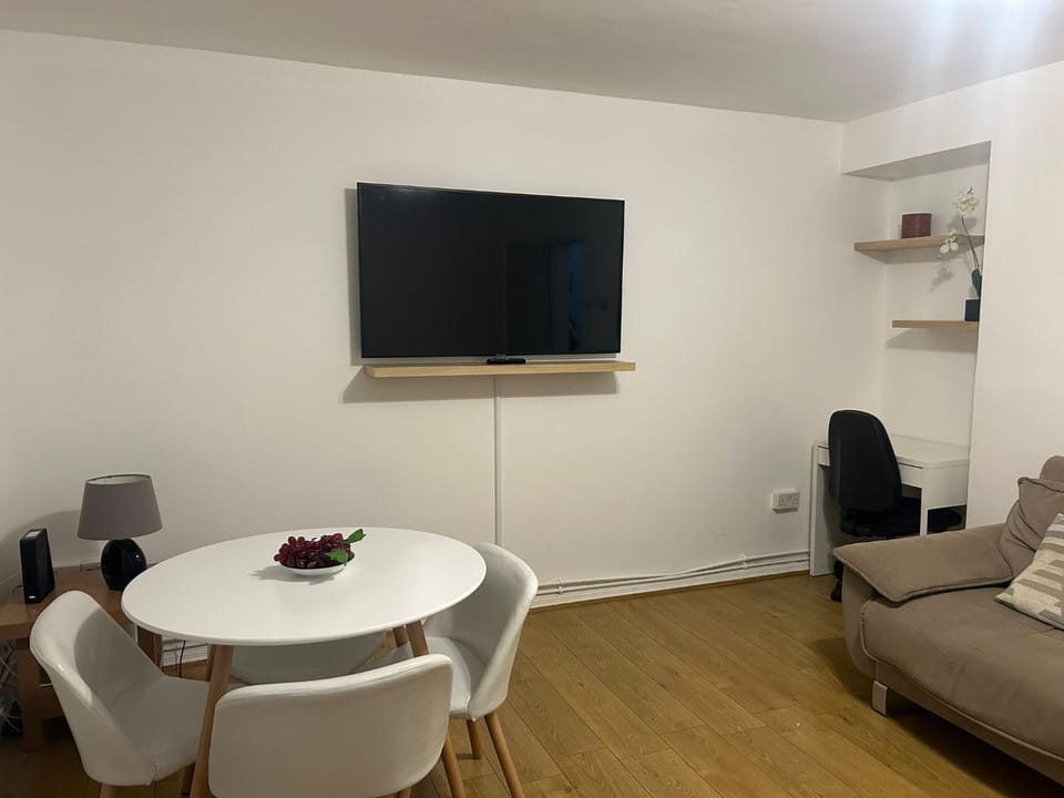 TV and multimedia, Living room, Seating area, Dining area