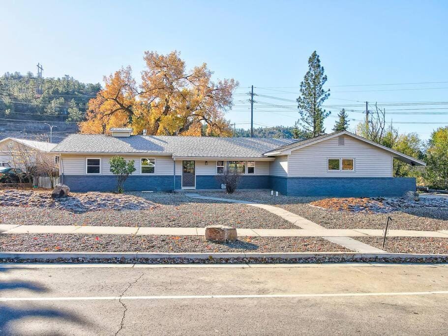 Large Pet-Friendly Sleeps 10 Near Palmer Park Villa in Colorado Springs