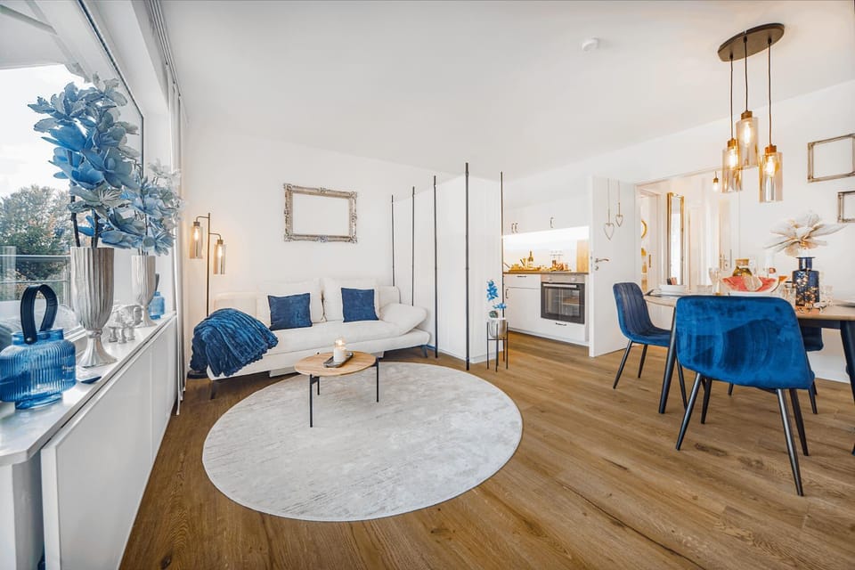 Bed, Photo of the whole room, Seating area, Bedroom, towels