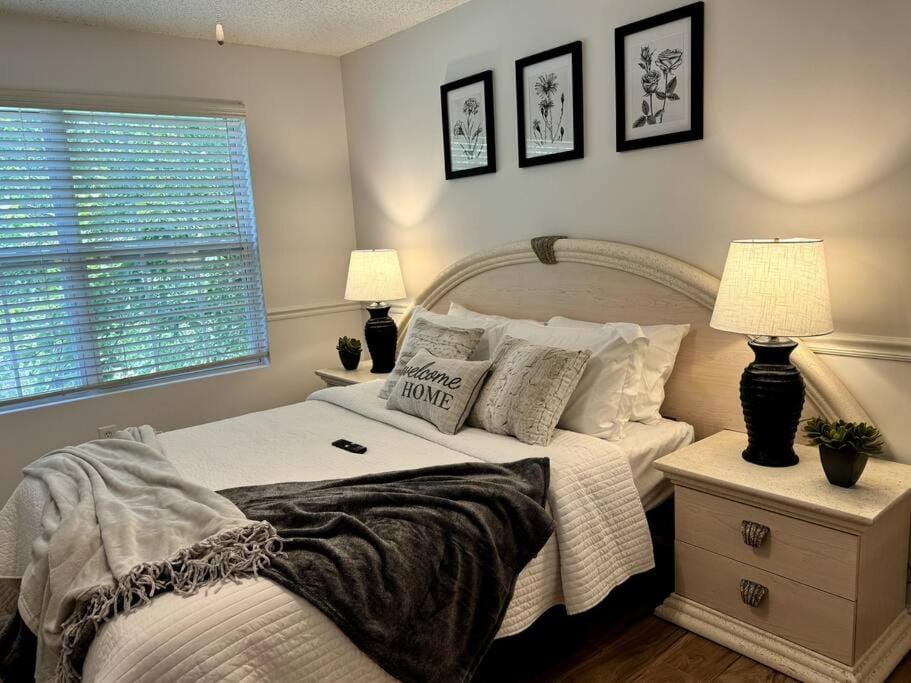 Bright Spacious Renovated Home Master on Main Villa in Georgia