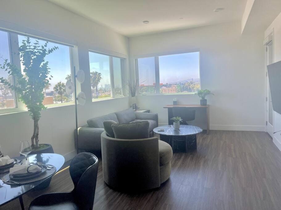 Luxe Corner One Bedroom, Prime Hollywood with Parking Apartment in Hollywood