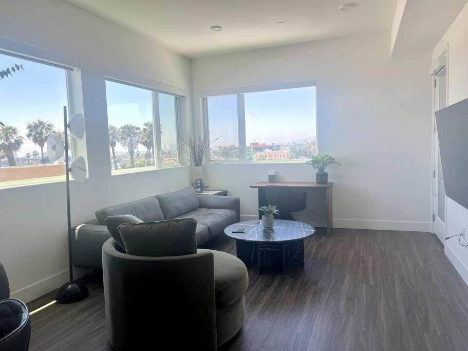 Luxe Corner One Bedroom, Prime Hollywood with Parking Apartment in Hollywood