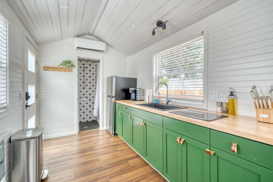 Stay Portland - Noir-Emerald Modern TinyLux in Portland Apartment in Portland