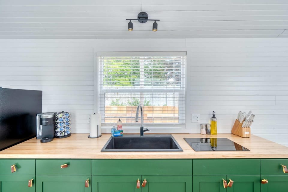 Stay Portland - Noir-Emerald Modern TinyLux in Portland Apartment in Portland