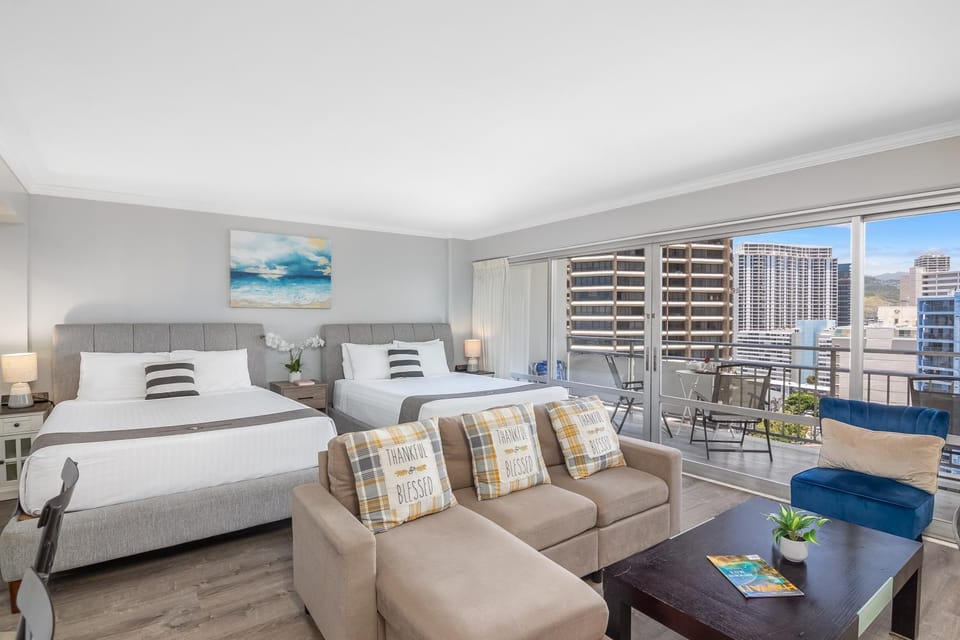 Bed, View (from property/room), Balcony/Terrace, Living room, Photo of the whole room, Seating area, Bedroom, City view