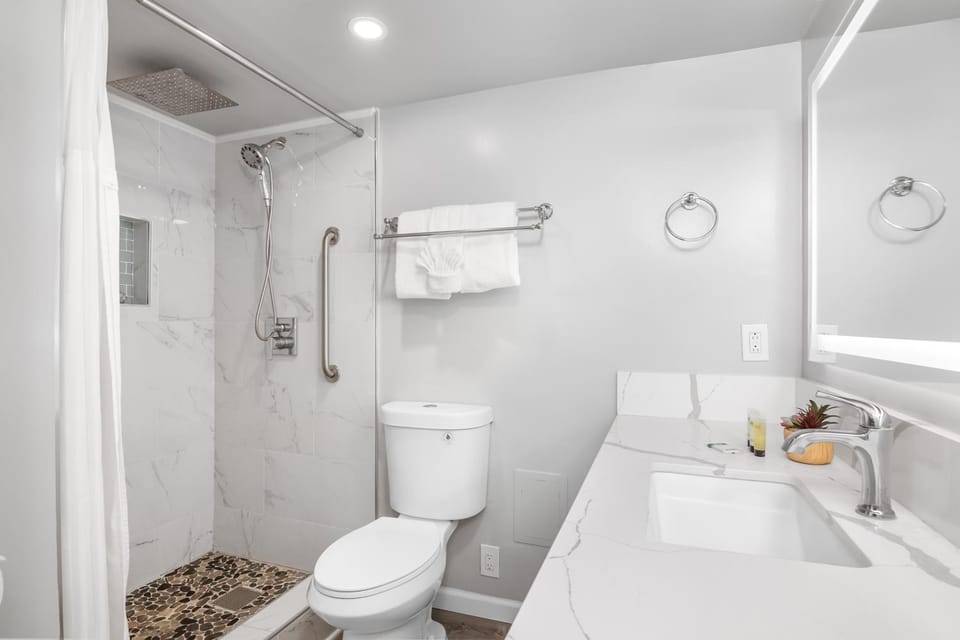 Shower, Toilet, Bathroom, towels