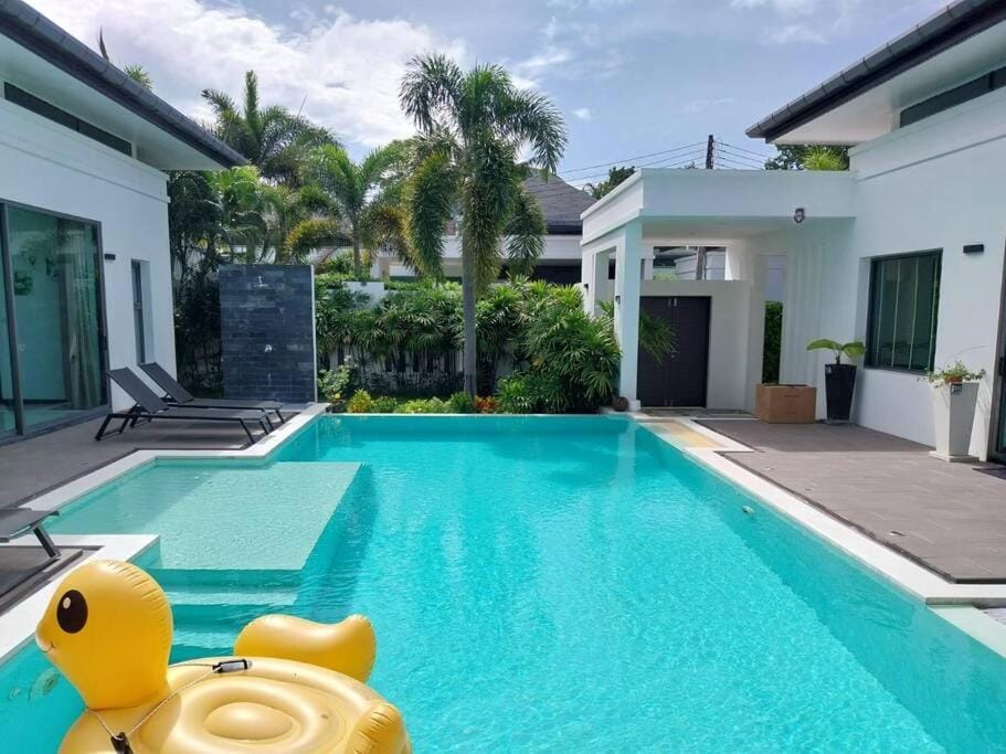 Garden, Garden view, Swimming pool, sunbed