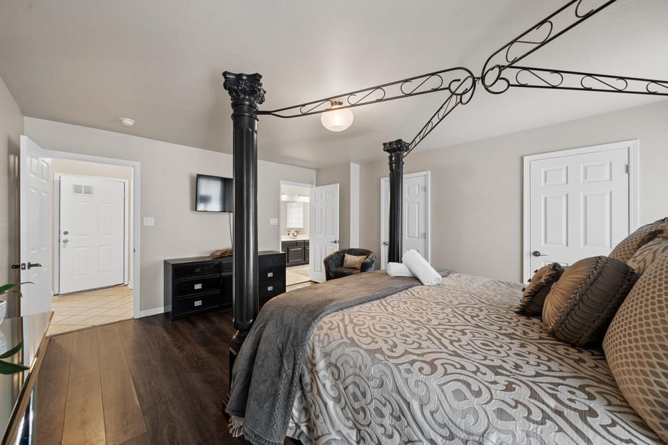Bed, TV and multimedia, Photo of the whole room, Bedroom