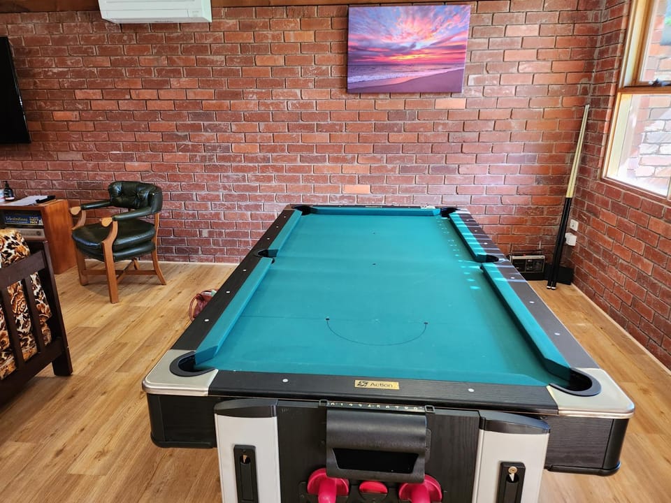 Billiard, Game Room