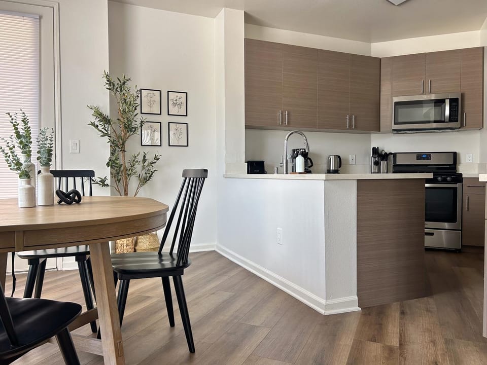 Big 3BD 2BA Apt with Pool and Gym near Venice Beach Apartment in Marina del Rey