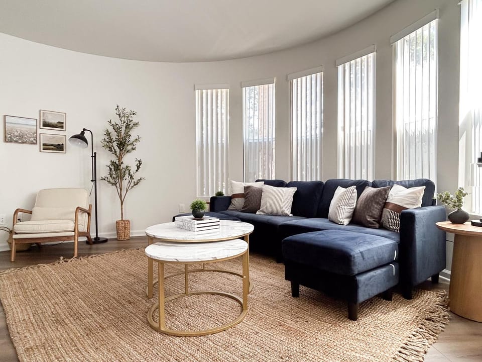 Big 3BD 2BA Apt with Pool and Gym near Venice Beach Apartment in Marina del Rey
