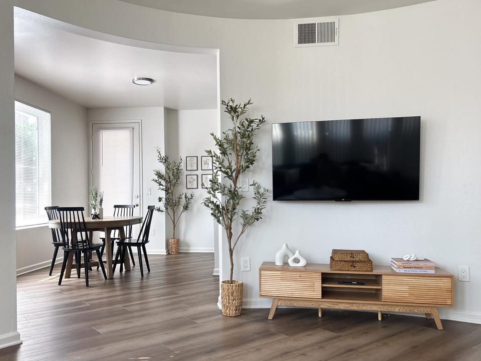 Big 3BD 2BA Apt with Pool and Gym near Venice Beach Apartment in Marina del Rey