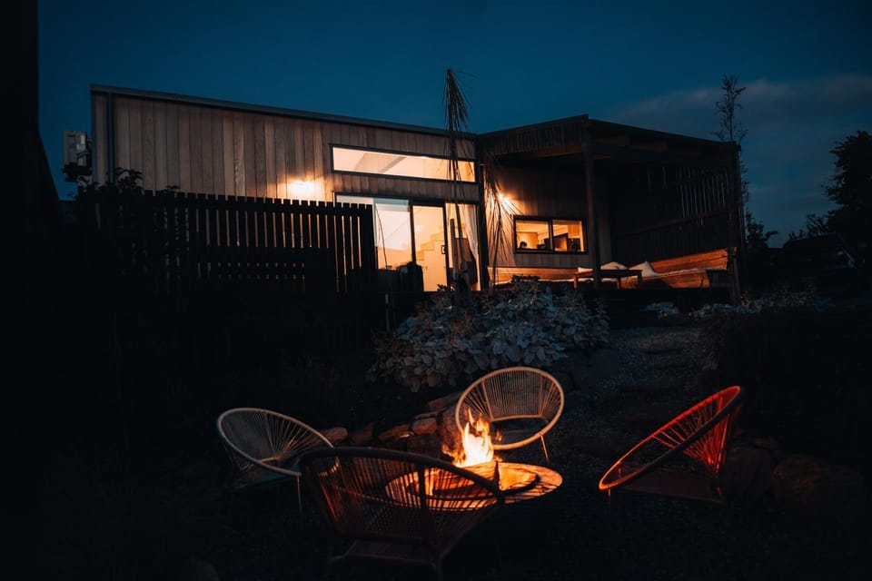 Alpine Chalet - views, fire-pit, central, cosy Apartment in Wanaka