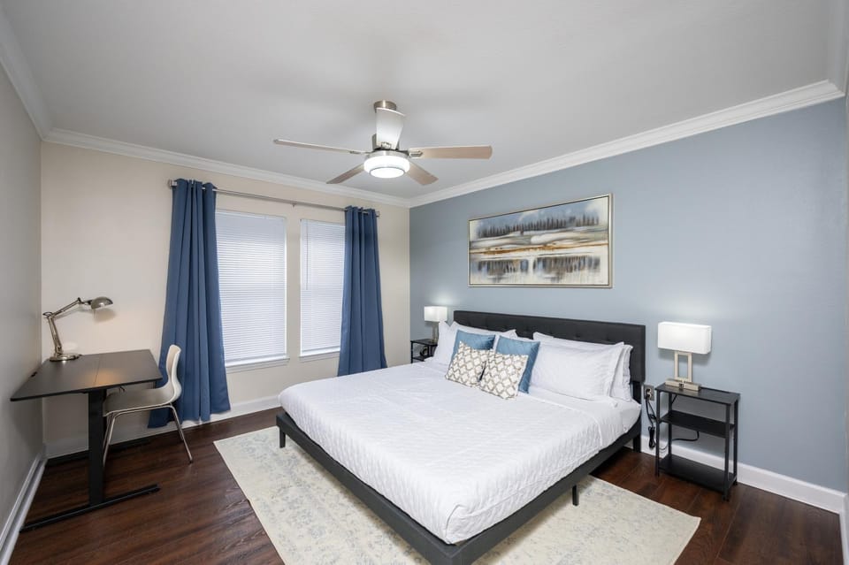 Bed, TV and multimedia, Seating area, Bedroom