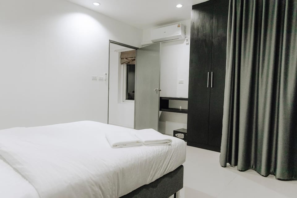 Bed, Bedroom, towels, wardrobe