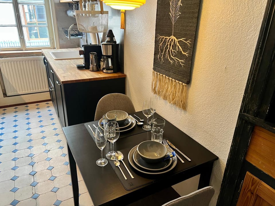 Coffee/tea facilities, Kitchen or kitchenette, Seating area, Dining area, kitchen