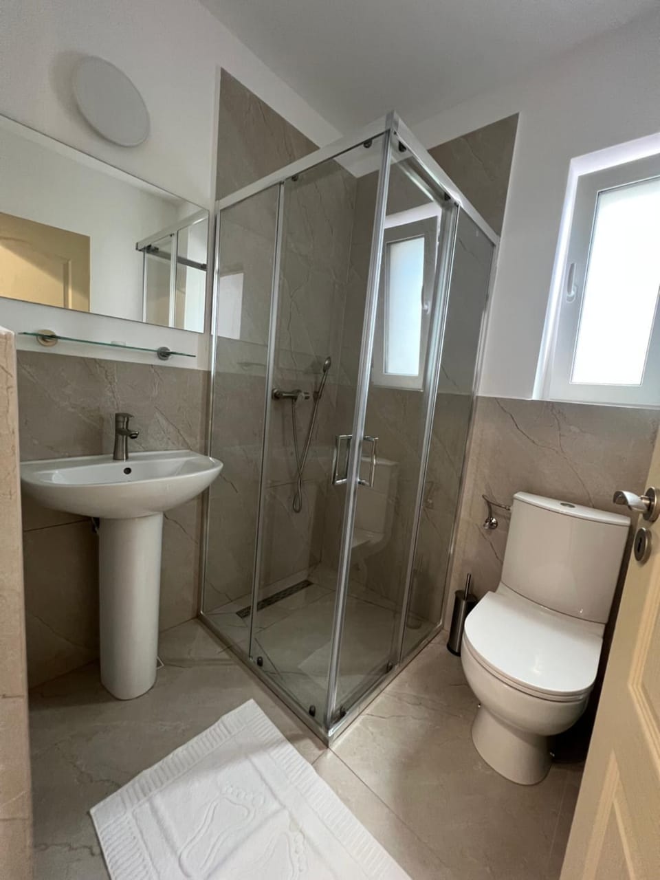 Shower, Toilet, Bathroom, towels
