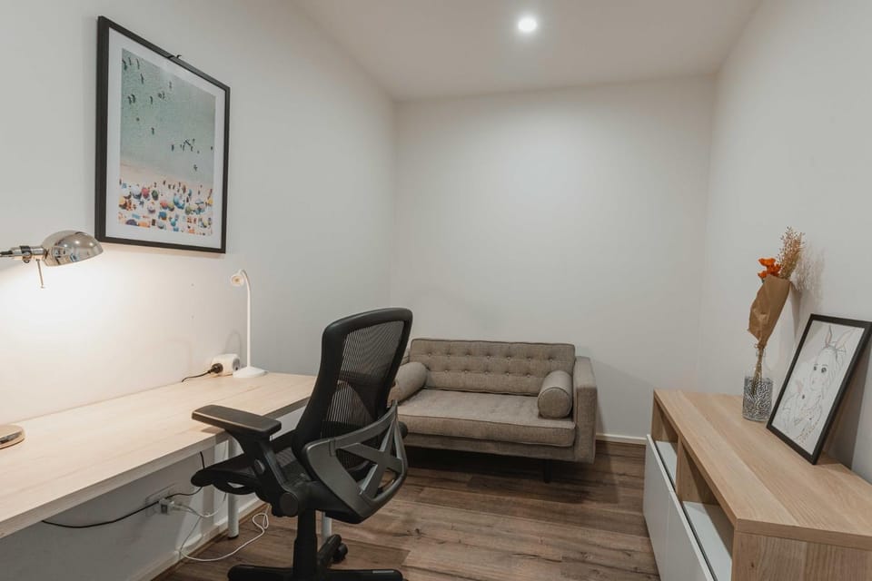 Lonsdale St 1-Bed Unit with Study Area and Parking Apartment in Canberra