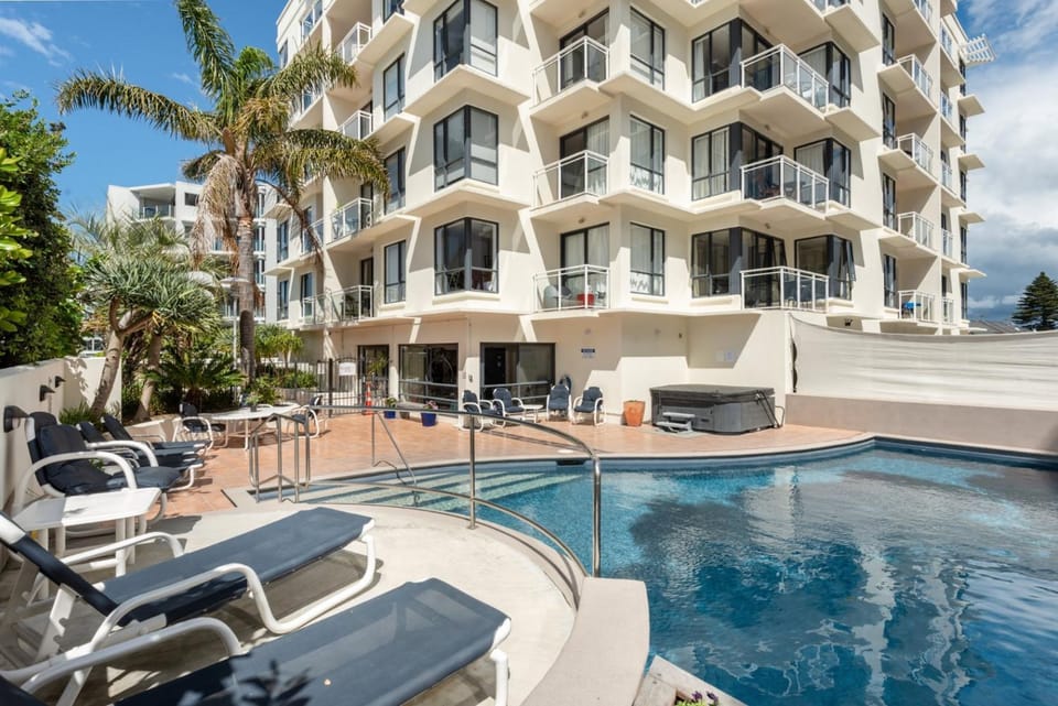Hot Tub, Swimming pool, sunbed